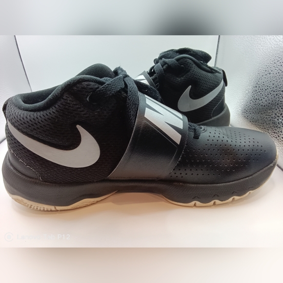 Nike Team Hustle D8 Unisex Size 7Y Black Sneakers - Picture 3 of 7